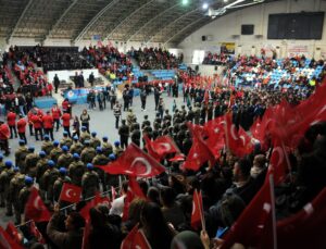 Edirne’de Cumhuriyet Bayramı hava muhalefeti nedeniyle spor salonunda kutlandı