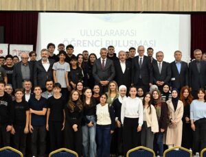 Edirne’deki buluşmada Vali Sezer ve eski TBMM Başkanı Şentop öğrencilerle buluştu