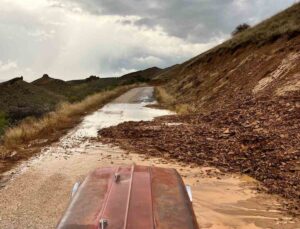 Elazığ Baskil’de sağanak sonrası toprak kayması köy yolunu kısa süreliğine kapattı