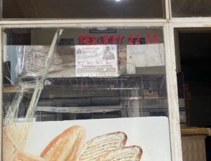 Elazığ Keban’da polis, telefon dolandırıcılığına karşı afiş asıp broşür dağıtıyor