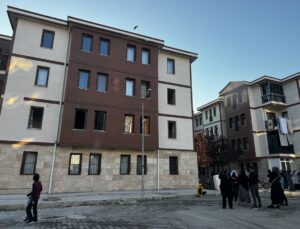 Elazığ’ın Karşıyaka Mahallesi’nde 4 katlı apartmanın ikinci katında yangın çıktı
