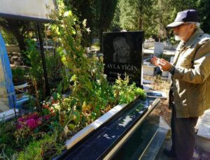 Emekli subay Ünsal Tiğin, eşinin mezarı başında Ayşe Kulin romanları okuyor