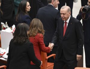 Erdoğan konuşmasını bitirdi, DEM Parti sıralarına yöneldi! Vekillerle tek tek tokalaştı