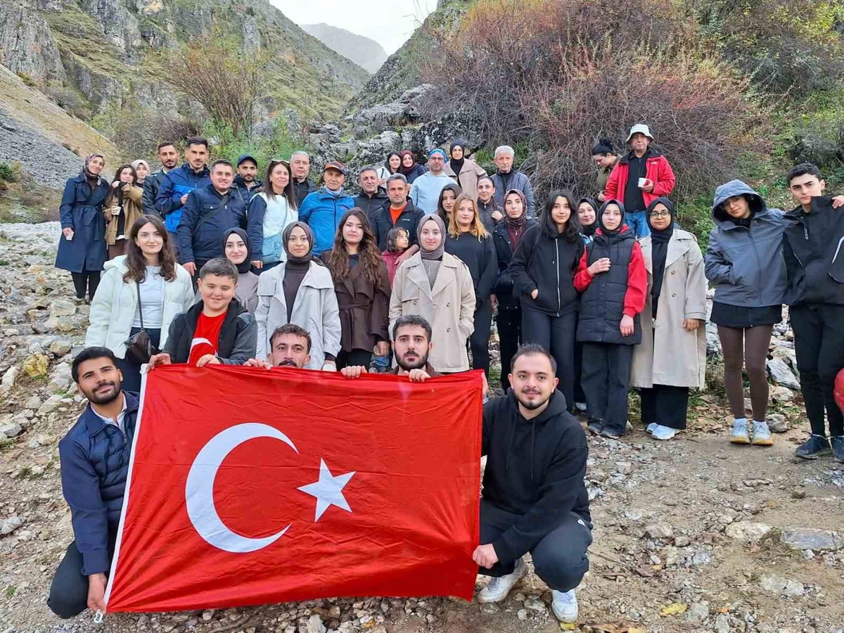 Erzincan’da Cumhuriyet tırmanışında 2 kilometrelik parkur yürüyüşü yapıldı