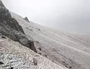 Erzurum Karayazı’da Çakmak Dağı mevsimin ilk karıyla beyaza büründü