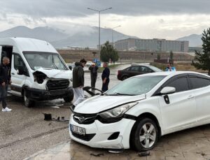 Erzurum’da Atatürk Üniversitesi’nde minibüsle otomobil çarpıştı, 3 kişi yaralandı