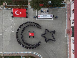 Erzurum’da cezaevi personeli Cumhuriyet’in 103. yılına ay-yıldız koreografisi yaptı
