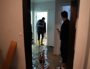 Esenyurt Belediyesi ekipleri sağanak sonrası su baskınlarına müdahale etti