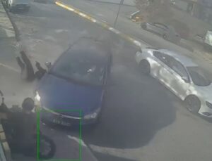 Esenyurt’ta otomobil motosiklete ve yayaya çarptı, 2 kişi ağır yaralandı