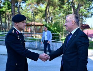 Eskişehir Valisi Erdinç Yılmaz, İl Jandarma Komutanlığında Şeref Defteri’ni imzaladı