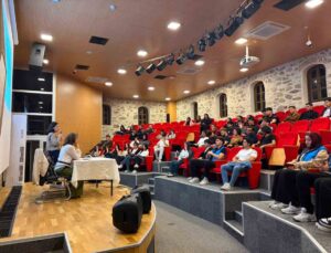 Eskişehir’de GSB yurdunda kalan öğrencilere Kur’an-ı Kerim kursu düzenleniyor.