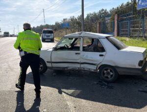Eskişehir’de kamyonla çarpışan otomobildeki 2 kişi yaralandı