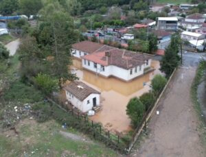 Eyüpsultan Pirinççi’de sel suları ev ve iş yerini bastı, yolda çökme oluştu