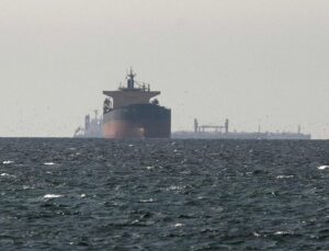 Fars’a göre Hürmüz Boğazı’nda 2,5 milyon varil kapasiteli tanker vurulup alev aldı