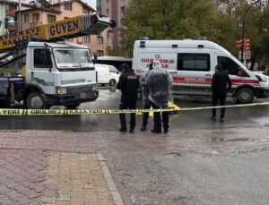Feci kaza! Kamyon yaşlı kadına çarptı!