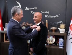 Frankfurt’tan patenle Anıtkabir’e ulaşan sporcu Murat Sağlam’a Özgür Özel rozet taktı