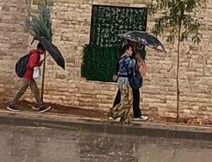 Gaziantep Araban’da sağanak hayatı olumsuz etkiledi, su birikintileri oluştu.