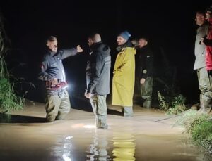 Gebze’de sel sularına kapılan cipin kayıp 2 yolcusunun cansız bedenleri bulundu