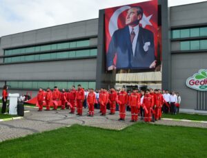 Gedik Piliç Cumhuriyet’in 103. yılını çalışanlarıyla fabrikasında kutladı