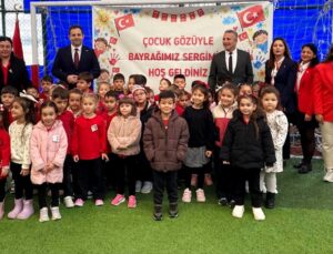 Gelibolu’da öğrenciler Cumhuriyet Bayramı etkinliklerinde bayrak sevgisini sergiledi