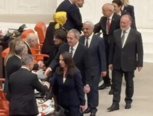 Genel Kurul’da dikkat çeken anlar! DEM Partili vekiller tokalaşmak için sıraya girdi
