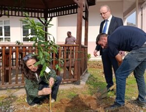 Giresun Üniversitesi Eynesil MYO’da Cumhuriyet’in 103. yılı için fidan dikildi