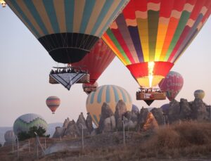 Göreme’de İHH etkinliğinde kefiyeli sıcak hava balonları Gazze için 45 dakika uçtu