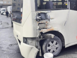 Güngören’de tramvay, minibüse çarptı: yaralılar var