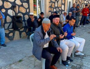 Gurbetçi Mutlu Kaymak, Afyonkarahisar Bolvadin’de vefat edenler için mevlit verdi