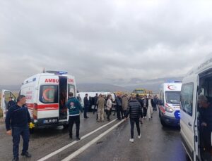 Hakkari Yüksekova’da devrilen öğrenci servisinde 14 kişi yaralandı