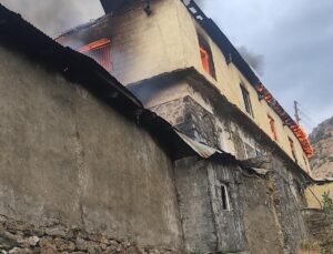 Hakkari Yüksekova’da kullanılmayan okuldaki yangın 4 saatte söndürüldü