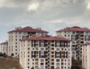 Hakkari Yüksekova’da yüksek kesimler mevsimin ilk karıyla beyaza büründü