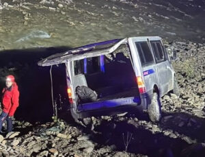 Hakkari’de kaçak göçmenleri taşıyan minibüs devrildi: 20 yaralı