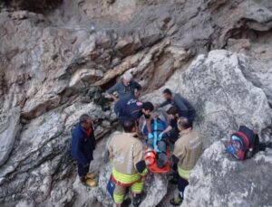 Hatay Yayladağı’nda balık avı için kayalıklardan inen kişi düşüp yaralandı