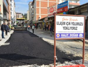 Havza’da belediye ekipleri sıcak asfalt çalışması yapıyor