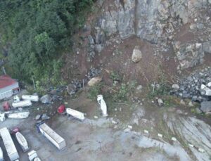 Hopa’da heyelanda 1 kişi öldü, 7-8 tır zarar gördü; uzmanlar tedbir istedi