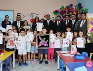 Iğdır’daki Şuşa Anaokulu’nda Karabağ Zaferi simgesi Har-ı Bülbül çizimleri boyandı