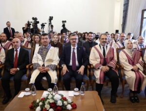 İletişim Başkanı Duran, ASBÜ açılış dersinde gençlere tavsiyelerde bulundu