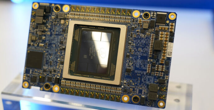 Intel’in geliri arttı kârı geriledi