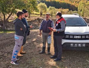 İscehisar’da İlçe Tarım personeli üreticilere teknik destek veriyor