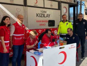 İslahiye’de emniyet personeli, Kızılay’ın mobil aracında kan bağışladı