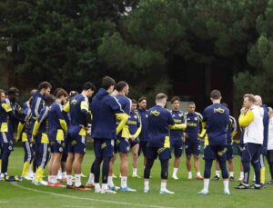 İsmail Kartal’la yollarını ayıran Fenerbahçe’de antrenmanda Dirk Kuyt yer aldı