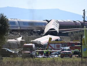 İspanya Bakanı Puente, Toledo tren kazasında kırmızı sinyal kararını olası neden gösterdi