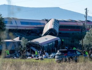 İspanya’nın Toledo bölgesinde iki hızlı tren çarpıştı, can kaybı 64’e yükseldi