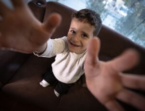 İsrail’in saldırılarında iki bacağını kaybeden Filistinli çocuk, Türkiye’de yeniden hayata tutundu
