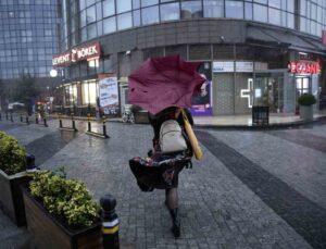 İstanbul Bahçelievler’de yağış ve fırtına vatandaşları zorladı, şemsiyeler ters döndü