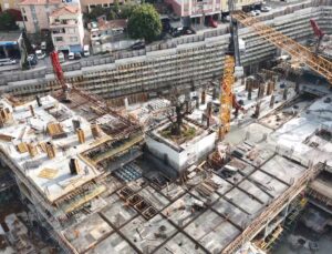 İstanbul Beyoğlu’nda inşaatın ortasında kalan ağaç fore kazıklarla korundu