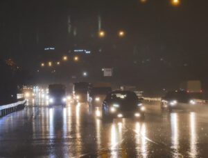 İstanbul’da sabah sağanağı yollarda su birikintisi oluşturdu, sürücüler zorlandı
