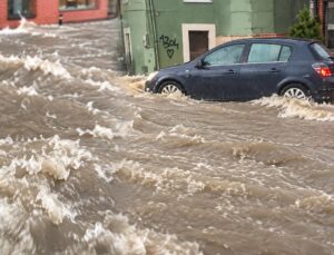 İstanbul’da sağanak hayatı felç etti! Sarıyer’de yollar göle döndü