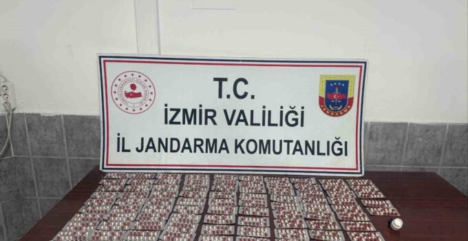 İzmir Kınık’ta araçta bin 456 uyuşturucu hap ele geçirildi, 3 kişi gözaltına alındı